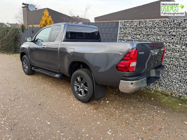 Toyota Hilux Extra Cab 2.8 D-4D AT 4WD Professional Ash grey 