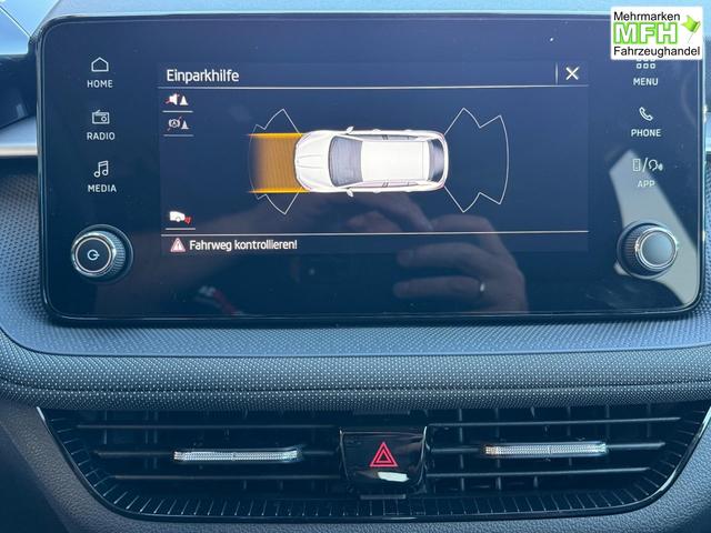 Skoda Fabia Extra Plus 1,5 TSI 2 ZoKlima ACC Navi 2x Einparkhilfe Kessy beheiztes Lenkrad Sitzheizung Sunset 5J Garantie 