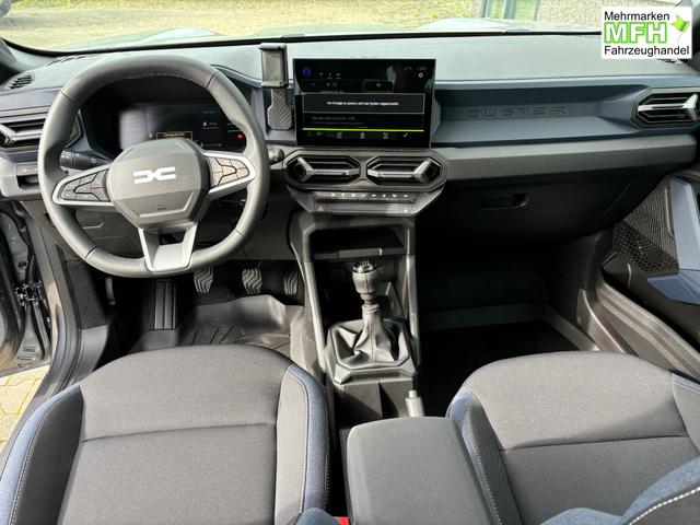 Dacia Duster Journey 1.8 HYBRID 155 AUTOMATIK (Benzin/Elektro), 18" Alufelgen "TAGASAN", Klimaautomatik, Hands-free, Rückfahrkamera, Parksensoren hinten, LED-Scheinwerfer, NAVI MEDIA LIV 10", Abgedunkelte Scheiben, Nebelscheinwerfer, Armlehne, Dachreling, Tempomat 