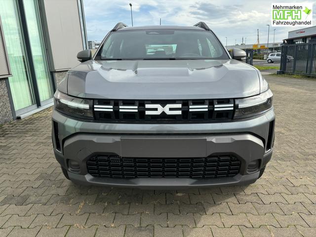 Dacia Duster Journey 1.8 HYBRID 155 AUTOMATIK (Benzin/Elektro), 18" Alufelgen "TAGASAN", Klimaautomatik, Hands-free, Rückfahrkamera, Parksensoren hinten, LED-Scheinwerfer, NAVI MEDIA LIV 10", Abgedunkelte Scheiben, Nebelscheinwerfer, Armlehne, Dachreling, Tempomat 