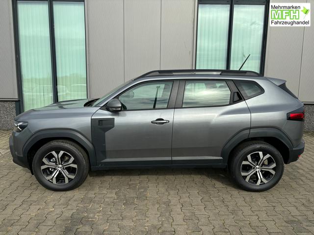 Dacia Duster Journey 1.8 HYBRID 155 AUTOMATIK (Benzin/Elektro), 18" Alufelgen "TAGASAN", Klimaautomatik, Hands-free, Rückfahrkamera, Parksensoren hinten, LED-Scheinwerfer, NAVI MEDIA LIV 10", Abgedunkelte Scheiben, Nebelscheinwerfer, Armlehne, Dachreling, Tempomat 