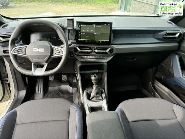 Dacia Duster Journey 1.8 HYBRID 155 AUTOMATIK (Benzin/Elektro), 18" Alufelgen "TAGASAN", Klimaautomatik, Hands-free, Rückfahrkamera, Parksensoren hinten, LED-Scheinwerfer, NAVI MEDIA LIV 10", Abgedunkelte Scheiben, Nebelscheinwerfer, Armlehne, Dachreling, Tempomat 