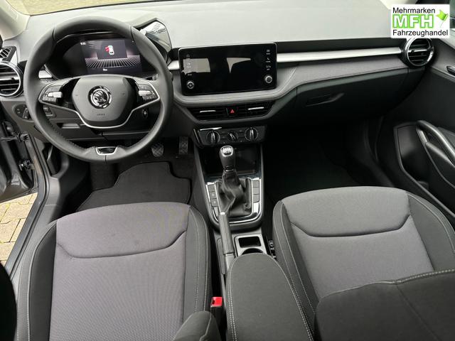 Skoda Fabia Classic LIEFERUNG KOSTENLOS! 1.0 TSI 95PS, 15" ALU, LED-Scheinwerfer, M-Lederlenkrad, Nebelscheinwerfer, Parksensoren vorne + hinten, R&uuml;ckfahrkamera, Sitzheizung, Tempomat, Klimaanlage, Infotainment 8"+Wireless SmartLink, Fu&szlig;matten, Mittelarmlehne 