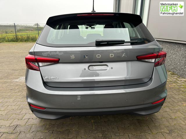 Skoda Fabia Classic LIEFERUNG KOSTENLOS! 1.0 TSI 95PS, 15" ALU, LED-Scheinwerfer, M-Lederlenkrad, Nebelscheinwerfer, Parksensoren vorne + hinten, R&uuml;ckfahrkamera, Sitzheizung, Tempomat, Klimaanlage, Infotainment 8"+Wireless SmartLink, Fu&szlig;matten, Mittelarmlehne 