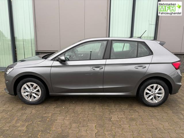 Skoda Fabia Classic LIEFERUNG KOSTENLOS! 1.0 TSI 95PS, 15" ALU, LED-Scheinwerfer, M-Lederlenkrad, Nebelscheinwerfer, Parksensoren vorne + hinten, R&uuml;ckfahrkamera, Sitzheizung, Tempomat, Klimaanlage, Infotainment 8"+Wireless SmartLink, Fu&szlig;matten, Mittelarmlehne 