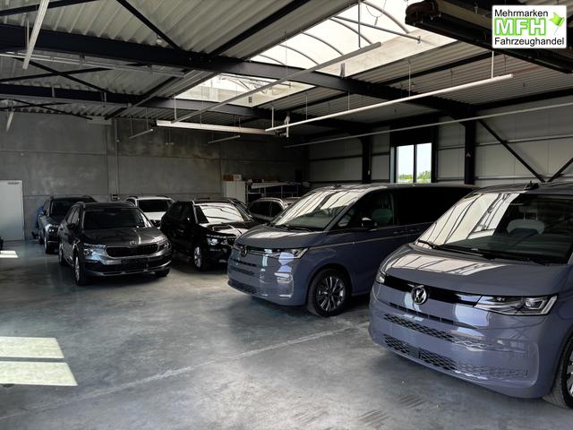 Volkswagen T7 Multivan Style 2.0 TSI 204PS DSG, 5 Jahre VW-Garantie, 7-Sitzer, IQ.LIGHT LED-MATRIX-SCHEINWERFER, 3-ZONEN-CLIMATRONIC, Alarm, Digital Cockpit Pro, Sitzheizung, 17" Alu, R&uuml;ckfahrkamera, Park Assist, Parksensoren vorn & hinten, Elektr. Schiebet&uuml;re links rechts 