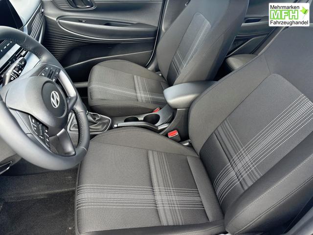 Hyundai i20 Comfort 1.2i 79PS, AURORA-GRAU METALLIC, 16" ALUFELGEN, 5 Jahre Garantie, NAVIGATION 10,25", Klima, Parksensoren hinten, R&uuml;ckfahrkamera, Alarm, Lederlenkrad, Tempomat, Armlehne vorne, Reserverad, 4x elektr. Fensterheber, Fernlicht-Assistent 