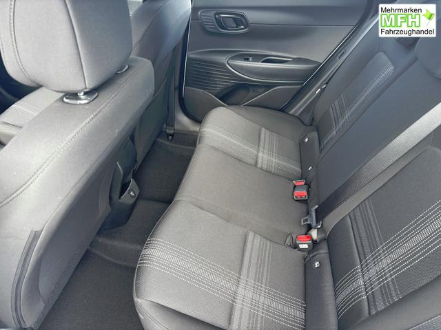 Hyundai i20 Comfort 1.2i 79PS, AURORA-GRAU METALLIC, 16" ALUFELGEN, 5 Jahre Garantie, NAVIGATION 10,25", Klima, Parksensoren hinten, R&uuml;ckfahrkamera, Alarm, Lederlenkrad, Tempomat, Armlehne vorne, Reserverad, 4x elektr. Fensterheber, Fernlicht-Assistent 