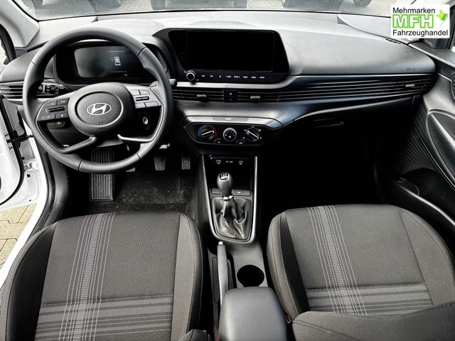 Hyundai i20 Comfort 1.2i 79PS, AURORA-GRAU METALLIC, 16" ALUFELGEN, 5 Jahre Garantie, NAVIGATION 10,25", Klima, Parksensoren hinten, R&uuml;ckfahrkamera, Alarm, Lederlenkrad, Tempomat, Armlehne vorne, Reserverad, 4x elektr. Fensterheber, Fernlicht-Assistent 