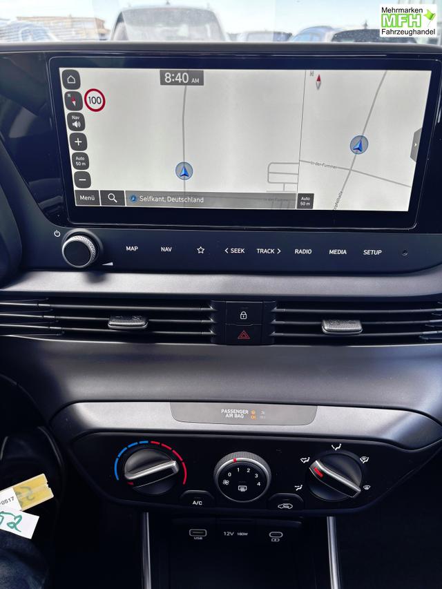 Hyundai i20 Comfort 1.2i 79PS, AURORA-GRAU METALLIC, 16" ALUFELGEN, 5 Jahre Garantie, NAVIGATION 10,25", Klima, Parksensoren hinten, R&uuml;ckfahrkamera, Alarm, Lederlenkrad, Tempomat, Armlehne vorne, Reserverad, 4x elektr. Fensterheber, Fernlicht-Assistent 