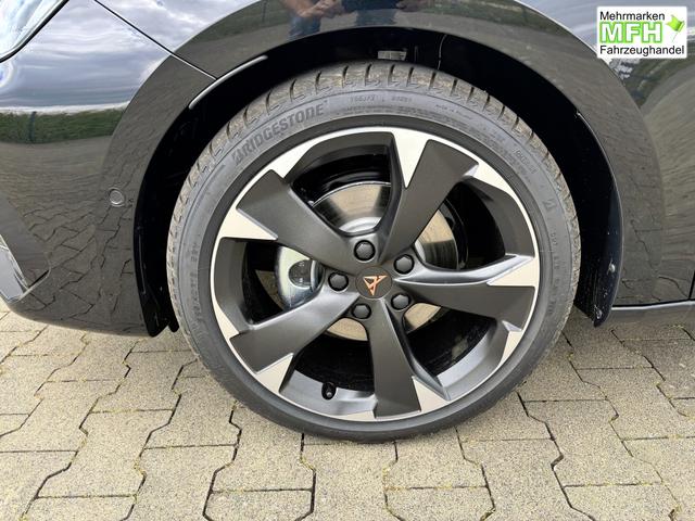 Cupra Leon Sportstourer Basis 1.5 TSI 150PS 6-Gang, 5J Garantie, SCHWARZ-METALLIC, MATRIX-LED, AHK SCHWENKBAR, EDGE-PAKET, DYNAMIC-DESIGN, Elektr. Heckklappe, Dachreling, 18" Alu, Voll-LED-Scheinwerfer, 3Z-Climatronic, ACC/Tempomat, Full Link, Parksensoren v/h, Privacy-Glas 
