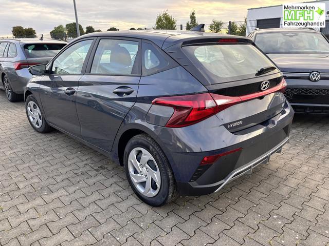 Hyundai i20 Comfort 1.0 T-GDI 90PS 7DCT/AUTOMATIK, NAVI 10,25", Klimaanlage, Parksensoren hinten, R&uuml;ckfahrkamera, Tempomat, Lederlenkrad, Reserverad, Alarm, Armlehne, ZV mit Fernbedienung, Fernlichtassistent, 4x elektr. Fensterheber 