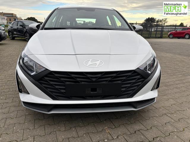 Hyundai i20 Comfort 1.0 T-GDI 90PS 7DCT/AUTOMATIK, NAVI 10,25", Klimaanlage, Parksensoren hinten, R&uuml;ckfahrkamera, Tempomat, Lederlenkrad, Reserverad, Alarm, Armlehne, ZV mit Fernbedienung, Fernlichtassistent, 4x elektr. Fensterheber 