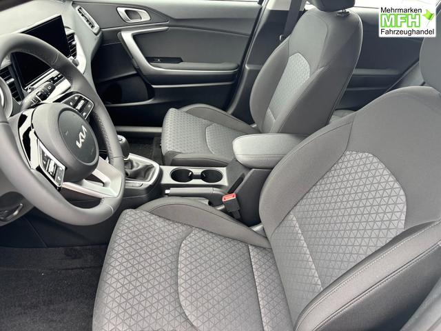 Kia Ceed Sportswagon Spin 1.5 T-GDI 140PS 7DCT (AUTOMATIKGETRIEBE), Schwarz-Metallic, 16" Alufelgen, Klimaanlage, Winter-Paket, Navigationssystem 10,25", Parksensoren hinten, R&uuml;ckfahrkamera, Tempomat, Dachreling, Beheiztes Lederlenkrad, ZV mit Fernbedienung, Reserve-Notrad 