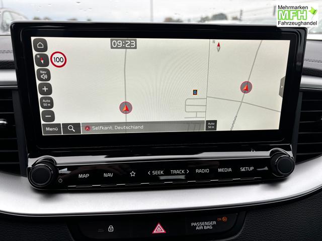 Kia Ceed Sportswagon Spin 1.5 T-GDI 140PS 7DCT (AUTOMATIKGETRIEBE), Schwarz-Metallic, 16" Alufelgen, Klimaanlage, Winter-Paket, Navigationssystem 10,25", Parksensoren hinten, R&uuml;ckfahrkamera, Tempomat, Dachreling, Beheiztes Lederlenkrad, ZV mit Fernbedienung, Reserve-Notrad 