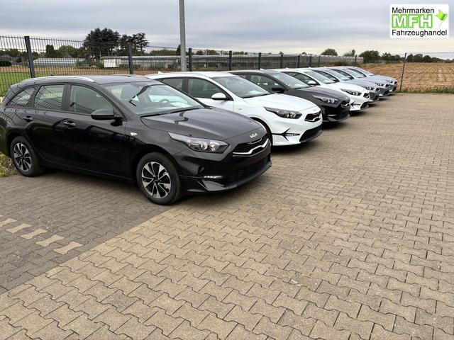 Kia Ceed Sportswagon Spin 1.5 T-GDI 140PS 7DCT (AUTOMATIKGETRIEBE), Schwarz-Metallic, 16" Alufelgen, Klimaanlage, Winter-Paket, Navigationssystem 10,25", Parksensoren hinten, R&uuml;ckfahrkamera, Tempomat, Dachreling, Beheiztes Lederlenkrad, ZV mit Fernbedienung, Reserve-Notrad 