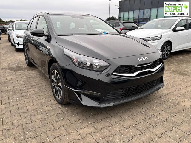 Kia Ceed Sportswagon Spin 1.5 T-GDI 140PS 7DCT (AUTOMATIKGETRIEBE), Schwarz-Metallic, 16" Alufelgen, Klimaanlage, Winter-Paket, Navigationssystem 10,25", Parksensoren hinten, R&uuml;ckfahrkamera, Tempomat, Dachreling, Beheiztes Lederlenkrad, ZV mit Fernbedienung, Reserve-Notrad 