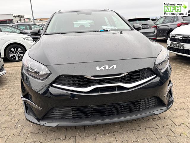 Kia Ceed Sportswagon Spin 1.5 T-GDI 140PS 7DCT (AUTOMATIKGETRIEBE), Schwarz-Metallic, 16" Alufelgen, Klimaanlage, Winter-Paket, Navigationssystem 10,25", Parksensoren hinten, R&uuml;ckfahrkamera, Tempomat, Dachreling, Beheiztes Lederlenkrad, ZV mit Fernbedienung, Reserve-Notrad 