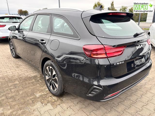 Kia Ceed Sportswagon Spin 1.5 T-GDI 140PS 7DCT (AUTOMATIKGETRIEBE), Schwarz-Metallic, 16" Alufelgen, Klimaanlage, Winter-Paket, Navigationssystem 10,25", Parksensoren hinten, R&uuml;ckfahrkamera, Tempomat, Dachreling, Beheiztes Lederlenkrad, ZV mit Fernbedienung, Reserve-Notrad 
