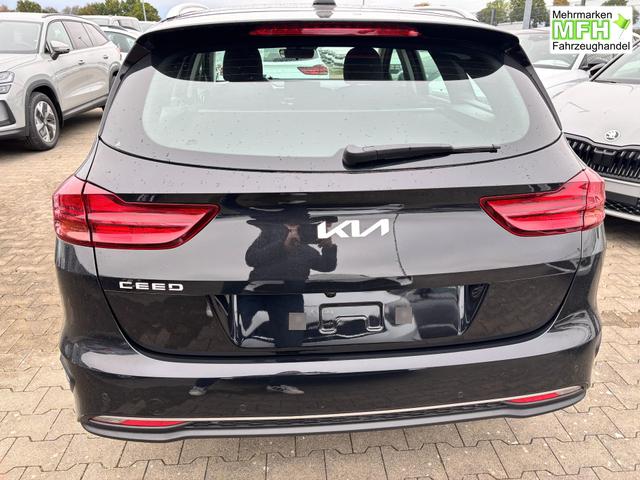 Kia Ceed Sportswagon Spin 1.5 T-GDI 140PS 7DCT (AUTOMATIKGETRIEBE), Schwarz-Metallic, 16" Alufelgen, Klimaanlage, Winter-Paket, Navigationssystem 10,25", Parksensoren hinten, R&uuml;ckfahrkamera, Tempomat, Dachreling, Beheiztes Lederlenkrad, ZV mit Fernbedienung, Reserve-Notrad 