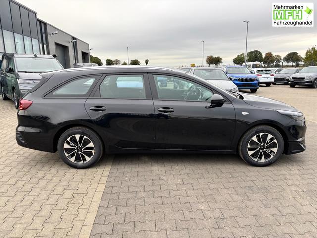 Kia Ceed Sportswagon Spin 1.5 T-GDI 140PS 7DCT (AUTOMATIKGETRIEBE), Schwarz-Metallic, 16" Alufelgen, Klimaanlage, Winter-Paket, Navigationssystem 10,25", Parksensoren hinten, R&uuml;ckfahrkamera, Tempomat, Dachreling, Beheiztes Lederlenkrad, ZV mit Fernbedienung, Reserve-Notrad 
