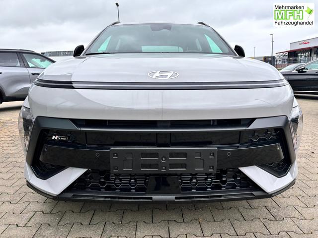 Hyundai KONA Style 1.0 T-GDI 115PS, 17" ALU, FULL-LED-Scheinwerfer, Elektr. Heckklappe, Vordersitze, Leder-/Stoff-Polster, Privacy-Glas, Winter-Paket, 2-Zonen-Klimaautomatik, Dachreling, Tempomat, NAVIGATION 12,3", Parksensoren v/h, R&uuml;ckfahrkamera, Alarm, Smart Key 