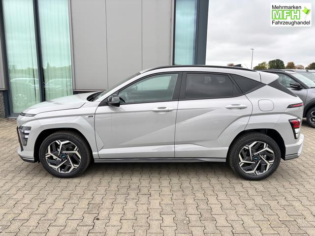 Hyundai KONA Style 1.0 T-GDI 115PS, 17" ALU, FULL-LED-Scheinwerfer, Elektr. Heckklappe, Vordersitze, Leder-/Stoff-Polster, Privacy-Glas, Winter-Paket, 2-Zonen-Klimaautomatik, Dachreling, Tempomat, NAVIGATION 12,3", Parksensoren v/h, R&uuml;ckfahrkamera, Alarm, Smart Key 