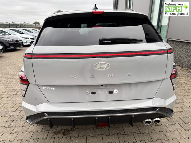 Hyundai KONA Style 1.0 T-GDI 115PS, 17" ALU, FULL-LED-Scheinwerfer, Elektr. Heckklappe, Vordersitze, Leder-/Stoff-Polster, Privacy-Glas, Winter-Paket, 2-Zonen-Klimaautomatik, Dachreling, Tempomat, NAVIGATION 12,3", Parksensoren v/h, R&uuml;ckfahrkamera, Alarm, Smart Key 