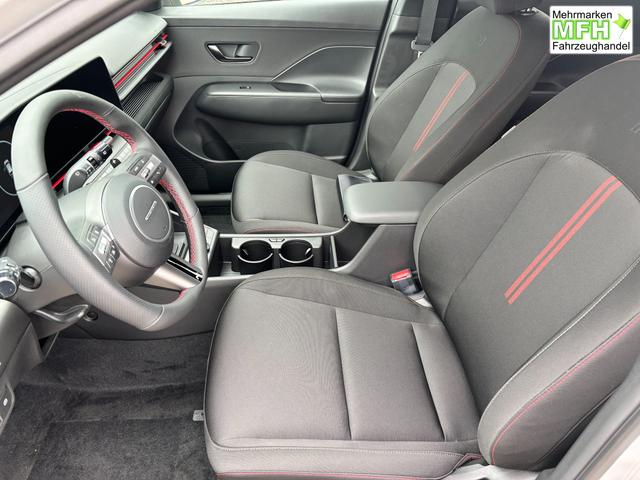 Hyundai KONA Style 1.0 T-GDI 115PS, 17" ALU, FULL-LED-Scheinwerfer, Elektr. Heckklappe, Vordersitze, Leder-/Stoff-Polster, Privacy-Glas, Winter-Paket, 2-Zonen-Klimaautomatik, Dachreling, Tempomat, NAVIGATION 12,3", Parksensoren v/h, R&uuml;ckfahrkamera, Alarm, Smart Key 