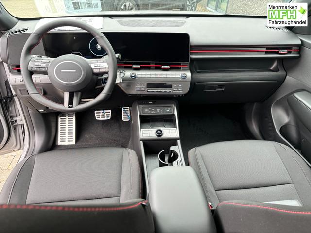 Hyundai KONA Style 1.0 T-GDI 115PS, 17" ALU, FULL-LED-Scheinwerfer, Elektr. Heckklappe, Vordersitze, Leder-/Stoff-Polster, Privacy-Glas, Winter-Paket, 2-Zonen-Klimaautomatik, Dachreling, Tempomat, NAVIGATION 12,3", Parksensoren v/h, R&uuml;ckfahrkamera, Alarm, Smart Key 