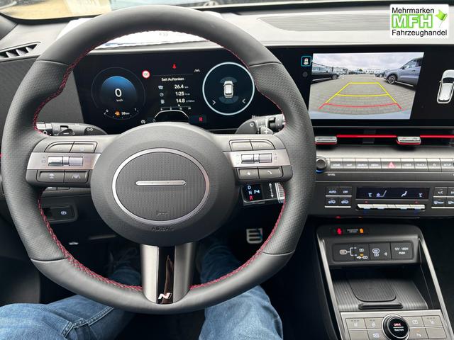 Hyundai KONA Style 1.0 T-GDI 115PS, 17" ALU, FULL-LED-Scheinwerfer, Elektr. Heckklappe, Vordersitze, Leder-/Stoff-Polster, Privacy-Glas, Winter-Paket, 2-Zonen-Klimaautomatik, Dachreling, Tempomat, NAVIGATION 12,3", Parksensoren v/h, R&uuml;ckfahrkamera, Alarm, Smart Key 