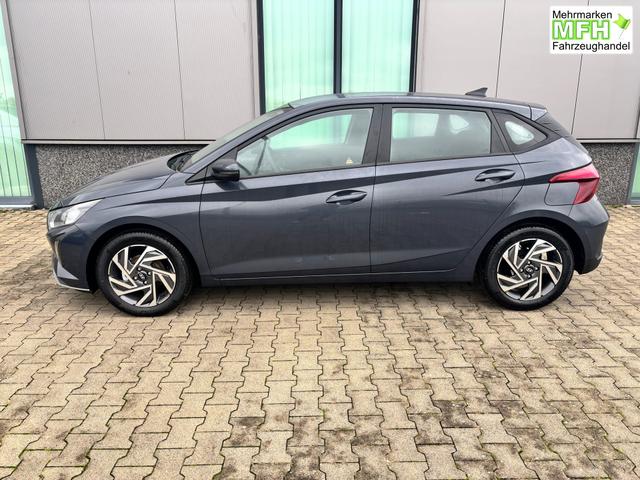 Hyundai i20 Comfort 1.2i 79PS, AURORA-GRAU METALLIC, 16" ALUFELGEN, 5 Jahre Garantie, NAVIGATION 10,25", Klima, Parksensoren hinten, R&uuml;ckfahrkamera, Alarm, Lederlenkrad, Tempomat, Armlehne vorne, Reserverad, 4x elektr. Fensterheber, Fernlicht-Assistent 