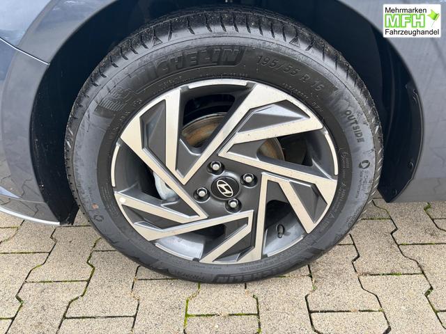 Hyundai i20 Comfort 1.2i 79PS, AURORA-GRAU METALLIC, 16" ALUFELGEN, 5 Jahre Garantie, NAVIGATION 10,25", Klima, Parksensoren hinten, R&uuml;ckfahrkamera, Alarm, Lederlenkrad, Tempomat, Armlehne vorne, Reserverad, 4x elektr. Fensterheber, Fernlicht-Assistent 