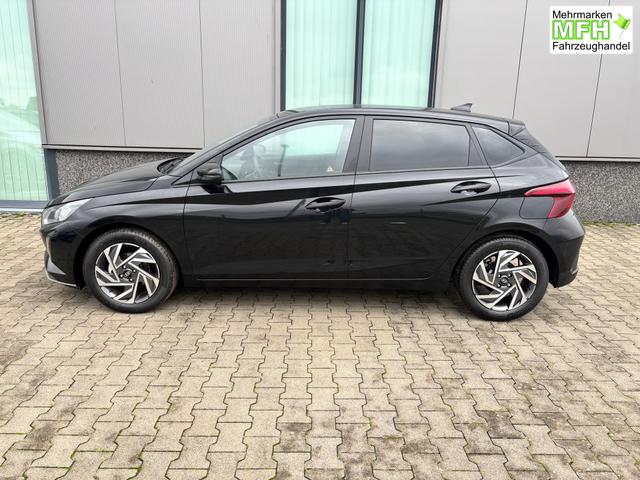Hyundai i20 Family 1.2i 79PS, SCHWARZ-METALLIC, 16" ALUFELGEN, 5 Jahre Garantie, WINTER-PAKET, KLIMAAUTOMATIK, Abgedunkelte Scheiben, NAVIGATION 10,25", Parksensoren hinten, R&uuml;ckfahrkamera, Alarm, Lederlenkrad, Tempomat, Armlehne vorne, Reserverad 