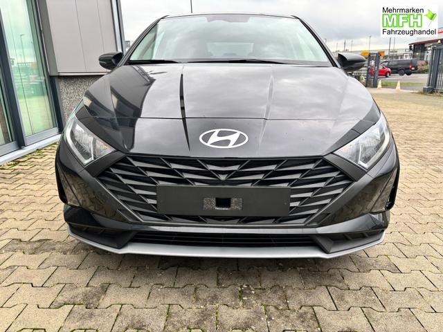 Hyundai i20 Family 1.2i 79PS, SCHWARZ-METALLIC, 16" ALUFELGEN, 5 Jahre Garantie, WINTER-PAKET, KLIMAAUTOMATIK, Abgedunkelte Scheiben, NAVIGATION 10,25", Parksensoren hinten, R&uuml;ckfahrkamera, Alarm, Lederlenkrad, Tempomat, Armlehne vorne, Reserverad 