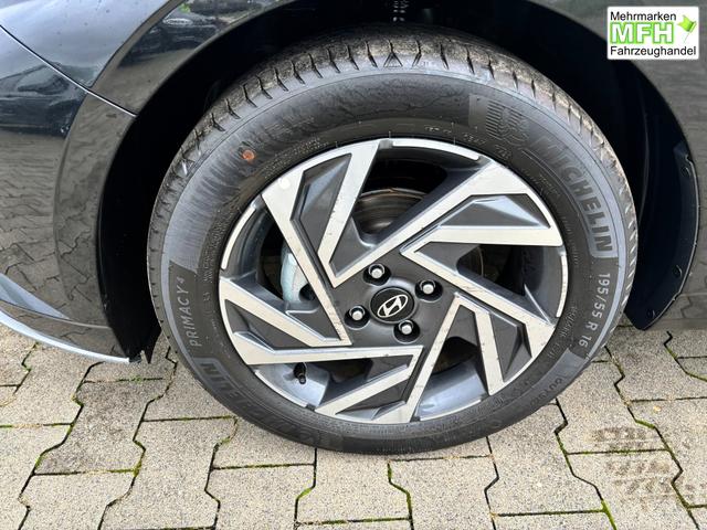Hyundai i20 Family 1.2i 79PS, SCHWARZ-METALLIC, 16" ALUFELGEN, 5 Jahre Garantie, WINTER-PAKET, KLIMAAUTOMATIK, Abgedunkelte Scheiben, NAVIGATION 10,25", Parksensoren hinten, R&uuml;ckfahrkamera, Alarm, Lederlenkrad, Tempomat, Armlehne vorne, Reserverad 