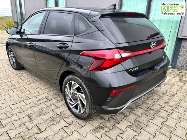 Hyundai i20 Family 1.2i 79PS, SCHWARZ-METALLIC, 16" ALUFELGEN, 5 Jahre Garantie, WINTER-PAKET, KLIMAAUTOMATIK, Abgedunkelte Scheiben, NAVIGATION 10,25", Parksensoren hinten, R&uuml;ckfahrkamera, Alarm, Lederlenkrad, Tempomat, Armlehne vorne, Reserverad 