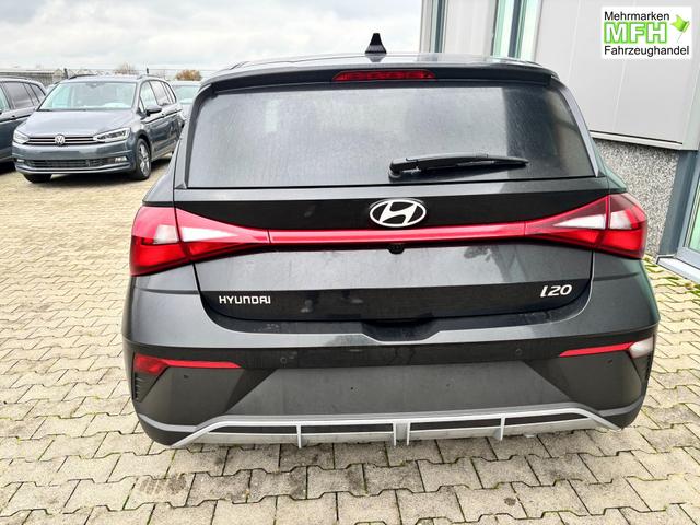 Hyundai i20 Family 1.2i 79PS, SCHWARZ-METALLIC, 16" ALUFELGEN, 5 Jahre Garantie, WINTER-PAKET, KLIMAAUTOMATIK, Abgedunkelte Scheiben, NAVIGATION 10,25", Parksensoren hinten, R&uuml;ckfahrkamera, Alarm, Lederlenkrad, Tempomat, Armlehne vorne, Reserverad 