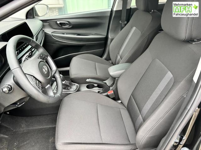 Hyundai i20 Family 1.2i 79PS, SCHWARZ-METALLIC, 16" ALUFELGEN, 5 Jahre Garantie, WINTER-PAKET, KLIMAAUTOMATIK, Abgedunkelte Scheiben, NAVIGATION 10,25", Parksensoren hinten, R&uuml;ckfahrkamera, Alarm, Lederlenkrad, Tempomat, Armlehne vorne, Reserverad 