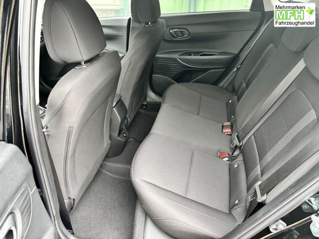Hyundai i20 Family 1.2i 79PS, SCHWARZ-METALLIC, 16" ALUFELGEN, 5 Jahre Garantie, WINTER-PAKET, KLIMAAUTOMATIK, Abgedunkelte Scheiben, NAVIGATION 10,25", Parksensoren hinten, R&uuml;ckfahrkamera, Alarm, Lederlenkrad, Tempomat, Armlehne vorne, Reserverad 