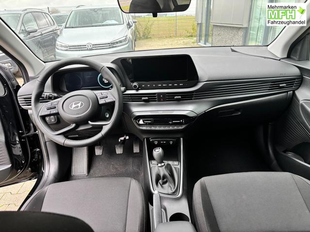 Hyundai i20 Family 1.2i 79PS, SCHWARZ-METALLIC, 16" ALUFELGEN, 5 Jahre Garantie, WINTER-PAKET, KLIMAAUTOMATIK, Abgedunkelte Scheiben, NAVIGATION 10,25", Parksensoren hinten, R&uuml;ckfahrkamera, Alarm, Lederlenkrad, Tempomat, Armlehne vorne, Reserverad 