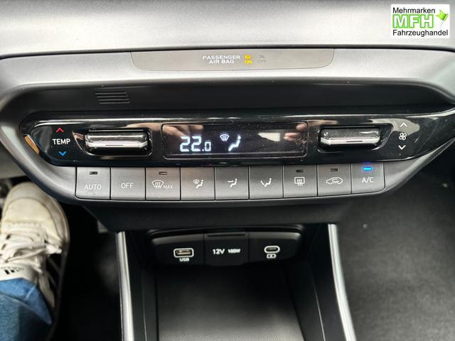 Hyundai i20 Family 1.2i 79PS, SCHWARZ-METALLIC, 16" ALUFELGEN, 5 Jahre Garantie, WINTER-PAKET, KLIMAAUTOMATIK, Abgedunkelte Scheiben, NAVIGATION 10,25", Parksensoren hinten, R&uuml;ckfahrkamera, Alarm, Lederlenkrad, Tempomat, Armlehne vorne, Reserverad 