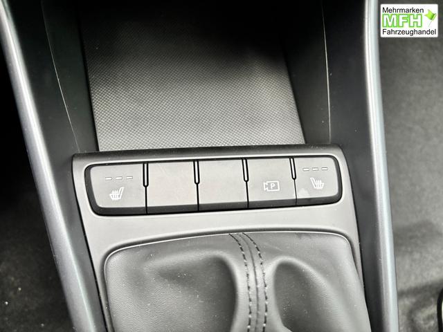 Hyundai i20 Family 1.2i 79PS, SCHWARZ-METALLIC, 16" ALUFELGEN, 5 Jahre Garantie, WINTER-PAKET, KLIMAAUTOMATIK, Abgedunkelte Scheiben, NAVIGATION 10,25", Parksensoren hinten, R&uuml;ckfahrkamera, Alarm, Lederlenkrad, Tempomat, Armlehne vorne, Reserverad 