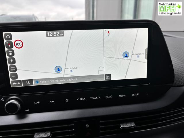 Hyundai i20 Family 1.2i 79PS, SCHWARZ-METALLIC, 16" ALUFELGEN, 5 Jahre Garantie, WINTER-PAKET, KLIMAAUTOMATIK, Abgedunkelte Scheiben, NAVIGATION 10,25", Parksensoren hinten, R&uuml;ckfahrkamera, Alarm, Lederlenkrad, Tempomat, Armlehne vorne, Reserverad 