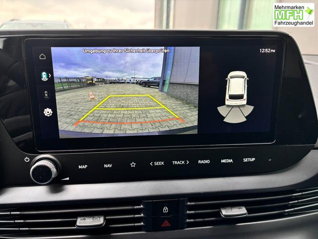 Hyundai i20 Family 1.2i 79PS, SCHWARZ-METALLIC, 16" ALUFELGEN, 5 Jahre Garantie, WINTER-PAKET, KLIMAAUTOMATIK, Abgedunkelte Scheiben, NAVIGATION 10,25", Parksensoren hinten, R&uuml;ckfahrkamera, Alarm, Lederlenkrad, Tempomat, Armlehne vorne, Reserverad 