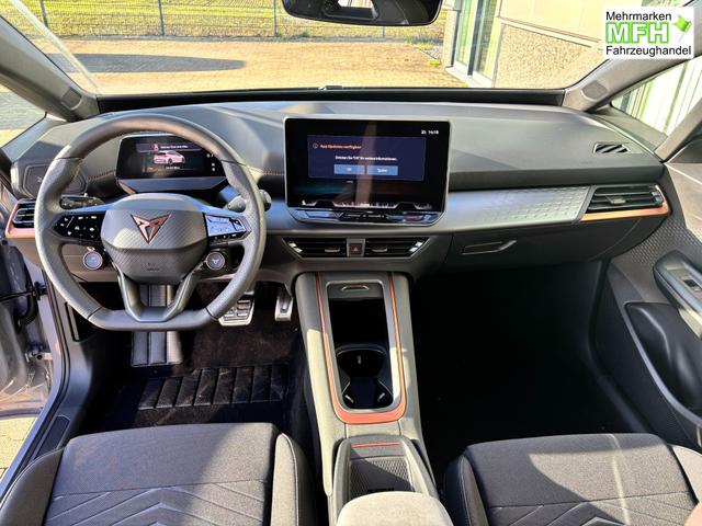 Cupra Born Basis 60 kWh, Systemleistung: 204PS, Reichweite WLTP: 428 km, 5 Jahre Garantie, 19"Alu, Climatronic, Winterpaket, Abgedunkelte Scheiben, NAVI 12,9", ACC, 360&deg; Kamera, Parkassistent inkl. PDC v/h, KESSY, Alarm, M-Lederlenkrad beheizt, Voll-LED-Scheinwerfer 