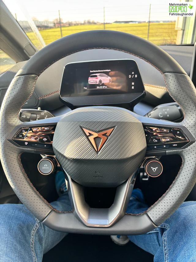 Cupra Born Basis 60 kWh, Systemleistung: 204PS, Reichweite WLTP: 428 km, 5 Jahre Garantie, 19"Alu, Climatronic, Winterpaket, Abgedunkelte Scheiben, NAVI 12,9", ACC, 360&deg; Kamera, Parkassistent inkl. PDC v/h, KESSY, Alarm, M-Lederlenkrad beheizt, Voll-LED-Scheinwerfer 