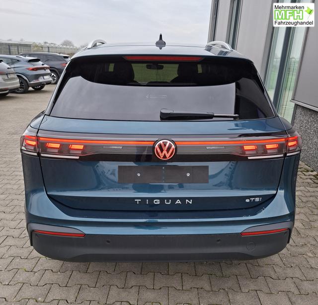 Volkswagen Tiguan LIFE 1.5 eTSI 150PS DSG, Blau-Metallic, 18" Alu NAPOLI, LED-PLUS-SCHEINWERFER, ELEKTR. HECKKLAPPE, KEYLESS ACCESS, PRIVACY-GLAS, DACHRELING, WINTER-PAKET, ACC, Park Assist, Parksensoren, Kamera, 3-Zonen-Climatronic, Radio/Wireless App-Connect, Digitales Cockpi 