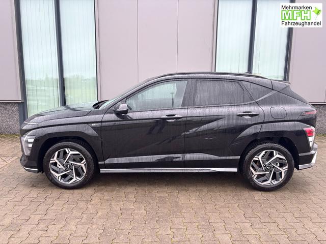 Hyundai KONA N Line 1.6 T-GDI 150PS, Schwarz-Metallic, 18" ALU, Privacy-Glas, Winter-Paket, 2-Zonen-Klimaautomatik, Dachreling, Lederlenkrad, Tempomat, NAVIGATION 12,3", Parksensoren vorrn/hinten, R&uuml;ckfahrkamera, Alarm, LED-Scheinwerfer, Smart Key, Armlehne vorn 