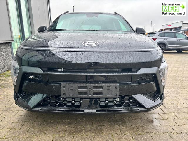 Hyundai KONA N Line 1.6 T-GDI 150PS, Schwarz-Metallic, 18" ALU, Privacy-Glas, Winter-Paket, 2-Zonen-Klimaautomatik, Dachreling, Lederlenkrad, Tempomat, NAVIGATION 12,3", Parksensoren vorrn/hinten, R&uuml;ckfahrkamera, Alarm, LED-Scheinwerfer, Smart Key, Armlehne vorn 